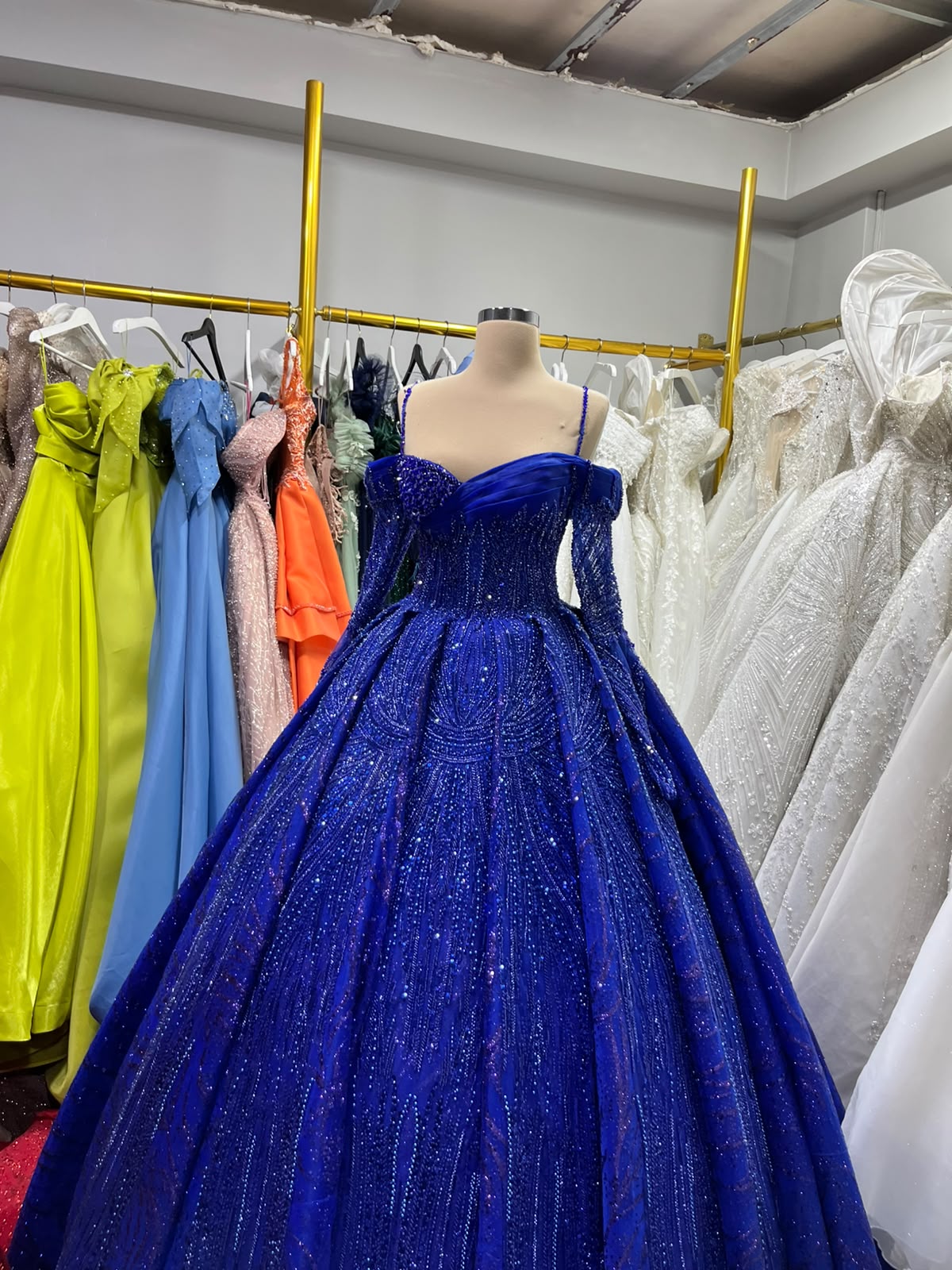 Saks mavisi kabarık madonna yaka kollu nişanlık